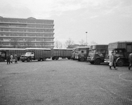 850457 Afbeelding van enkele veetransportwagens op het parkeerterrein bij de Veemarkt (Croeselaan) te Utrecht, kort ...